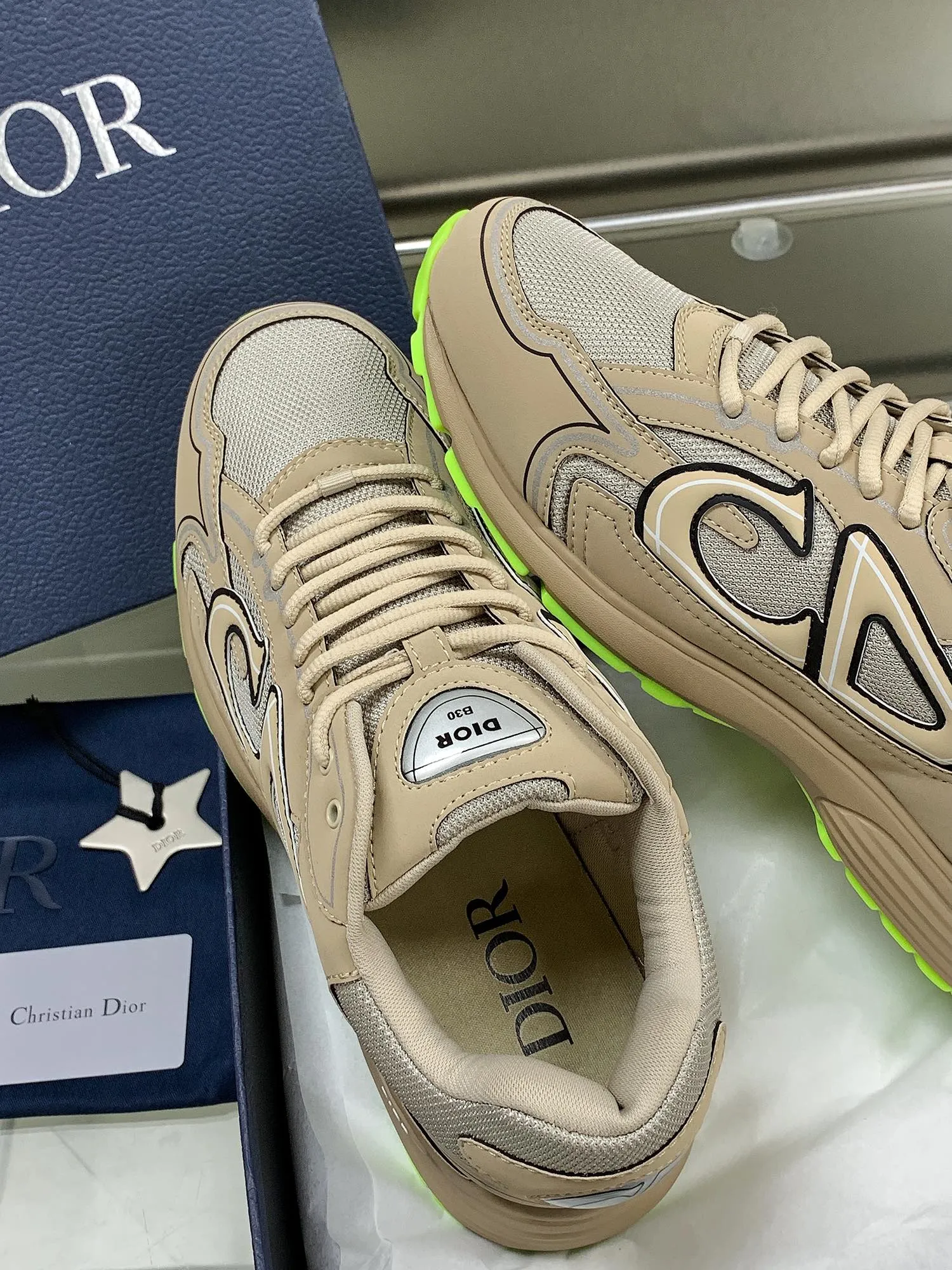 👟👟Ex-factory price 660👟👟 Newly upgraded Dior B30 series dad sneakers. New B30 sneakers. Dad Shoes style shoes that follow the trend of the retro market. The Dior logo on the tongue also indicates that this pair of shoes is the B30 model! B30 uses fine-textured leather and mesh cloth materials to form a shoe body. There are conspicuous letters CD on both sides of the shoe body to indicate identity. Many lines on the shoe body outline details to make the shoes look less monotonous and full of retro flavor. The delivery counter is exquisitely packaged🛍📦 ▪️Fabric: Original customized technical fabric + mesh ▪️Inner lining: Customized breathable lining ▪️Outsole: IP+TPU outsole ▪️Sole thickness: 3.5CM ▪️Size: Women’s size 35-40 / Men’s size 39-45